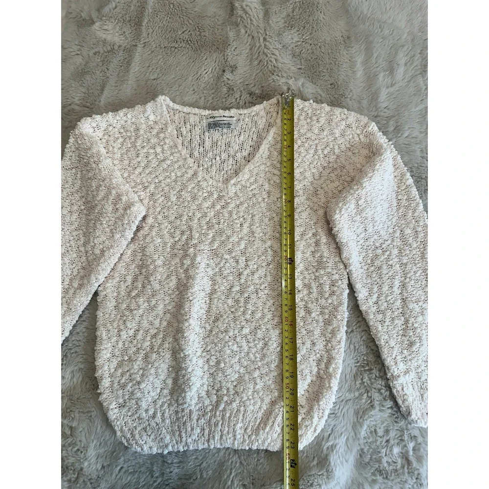 Alyssa Brooke cozy textured knit sweater with V-neck and long sleeves Size M‎